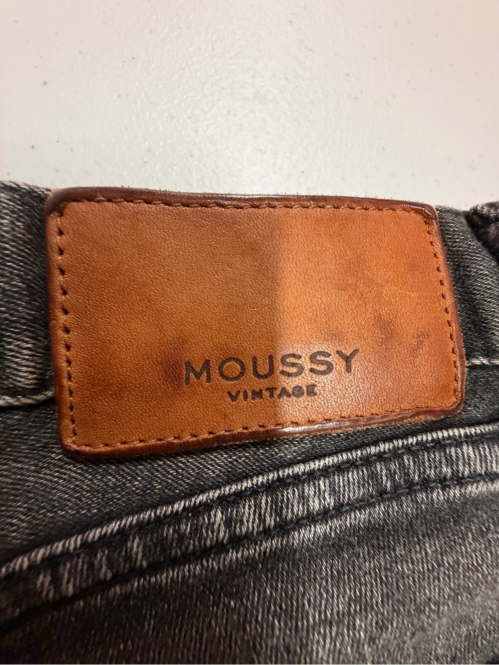 MOUSSY VINTAGE Jeans Women’s 28 Black Raw Hem Made in Japan 025CAG12-1120
B342